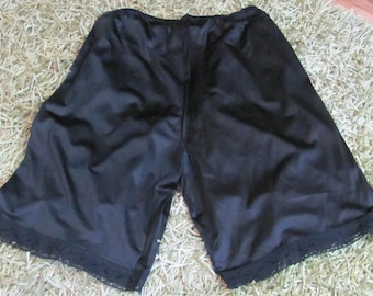 Vintage Vanity Fair Black Lace Nylon Bloomers Long Panties Petti Pants Underwear Size Large