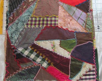 Antike Crazy Quilt Stück Quadratischer Block 11 "// Frühes Jahrhundert Wiederverwendung Rettungs Seidensatin Fancy alten Vintage handgefertigt bestickt handgenäht
