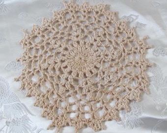 Tapete de ganchillo vintage de 7 pulgadas de diámetro // ¡Hay muchos otros para elegir en mi tienda!