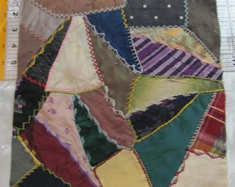 Antike Crazy Quilt Stück Quadratischer Block 11 "// Frühes Jahrhundert Wiederverwendung Rettungs Seidensatin Fancy alten Vintage handgefertigt bestickt handgenäht