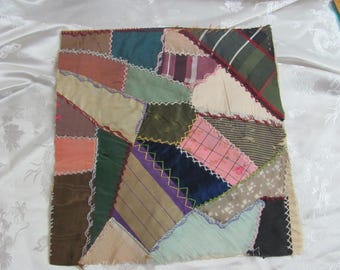 Antike Crazy Quilt Stück Quadratischer Block 11 "// Frühes Jahrhundert Wiederverwendung Rettungs Seidensatin Fancy alten Vintage handgefertigt bestickt handgenäht