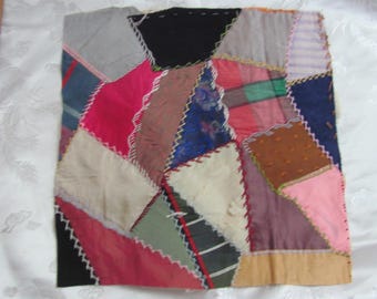 Antike Crazy Quilt Stück Quadratischer Block 11 "// Frühes Jahrhundert Wiederverwendung Rettungs Seidensatin Fancy alten Vintage handgefertigt bestickt handgenäht