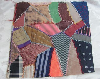 Antike Crazy Quilt Stück Quadratischer Block 11 "// Frühes Jahrhundert Wiederverwendung Rettungs Seidensatin Fancy alten Vintage handgefertigt bestickt handgenäht