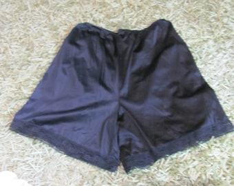 Vintage Vanity Fair Black Lace Nylon Bloomers Long Panties Petti Pants Underwear Size XL Extra Large