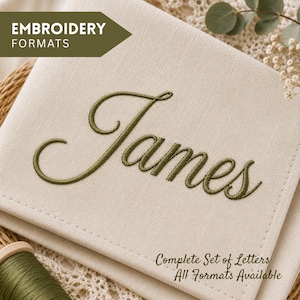 Może przedstawiać: Beżowy kwadrat z tkaniny z wyhaftowanym imieniem James w kolorze oliwkowej zieleni. Tekst EMBROIDERY FORMATS znajduje się na ciemnozielonym banerze w lewym górnym rogu, a tekst Complete Set of Letters All Formats Available jest wydrukowany w prawym dolnym rogu.