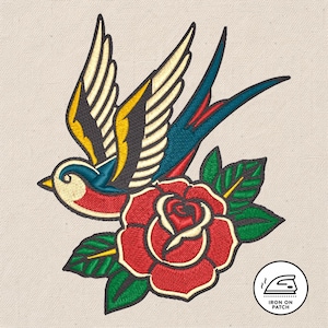 Könnte beinhalten: Gestickter Aufnäher mit einer bunten Schwalbe im Flug über einer roten Rose. Der Vogel hat gelbe, blaue und rote Details, und die Rose hat grüne Blätter. Der Aufnäher ist zum Aufbügeln konzipiert.