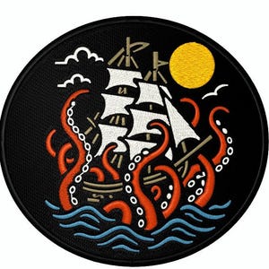 Pode incluir: Patch bordado redondo com fundo preto. Apresenta um veleiro branco a ser atacado por um polvo gigante laranja. Um sol amarelo, nuvens brancas e pássaros completam a cena.