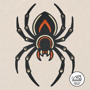 Può includere: Toppa ricamata a forma di ragno nero con dettagli arancioni e bianchi. Il ragno ha otto zampe con dettagli color argento. La toppa è su sfondo beige. La toppa ha il testo "IRON ON PATCH" e una grafica del ferro da stiro.