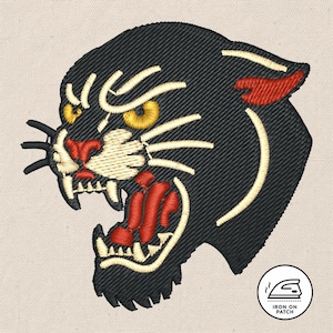 Pode incluir: Patch bordado de pantera negra com olhos amarelos, boca vermelha e detalhes em creme. O patch apresenta um design de cabeça de pantera com a boca aberta. O patch é termocolante e é adequado para roupas e acessórios.
