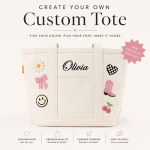 Op de afbeelding: Een crèmekleurige tote bag met de tekst "CREATE YOUR OWN Custom Tote" en "Olivia" geborduurd op de voorkant. De tas is versierd met roze patches, waaronder een madeliefje, strik, smiley, hart, cowboylaars en kersen. De tekst "PINK AESTHETIC PATCH SET" is ook zichtbaar.