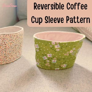Op de afbeelding: Twee omkeerbare koffiebekerhoezen met bloemenpatronen. De ene hoes heeft een groene achtergrond met witte en roze bloemen, de andere een crèmekleurige achtergrond met kleine veelkleurige bloemen. De tekst luidt: Reversible Coffee Cup Sleeve Pattern.
