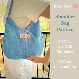 Op de afbeelding: Lichtblauwe denim schoudertas met een bloemenpatch. De tas heeft een gebogen vorm en een roze binnenkant. Tekst op de afbeelding luidt "Bess Sew Shoulder Bag Pattern A4 & US LETTER Template + Written Instructions."