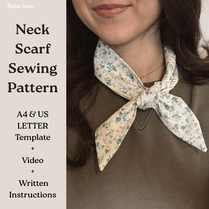 Puede incluir: Una bufanda de cuello color crema con un estampado floral azul está atada alrededor del cuello de una persona. La bufanda se combina con una sudadera marrón. El texto a la izquierda dice "Neck Scarf Sewing Pattern" con detalles sobre la plantilla, el video y las instrucciones escritas.