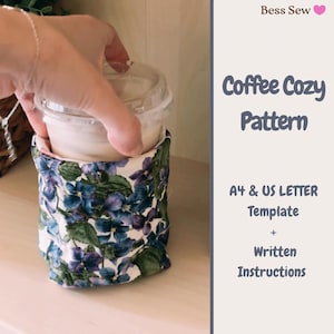Puede incluir: Un portavasos floral con un patrón de flores azules y moradas, que sostiene una taza de plástico transparente. El texto dice "Coffee Cozy Pattern" y "A4 & US LETTER Template + Written Instructions".