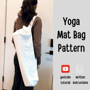Peut inclure: Un sac de tapis de yoga cylindrique blanc avec une fermeture à cordon, porté à l'épaule. L'image contient le texte Yoga Mat Bag Pattern, ainsi que des icônes pour un tutoriel YouTube et des instructions écrites pour le projet de couture.