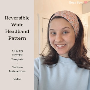 以下が含まれることがあります： 花柄のヘアバンドを着用した女性。画像には「Reversible Wide Headband Pattern」というテキストも表示され、「A4 & US LETTER Template + Written Instructions + Video」が含まれています。