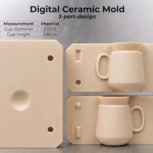 Puede incluir: Un molde de cerámica digital beige de 3 partes para una taza. El molde presenta un diámetro de taza de 51 mm y una altura de 66 mm. El conjunto incluye una base rectangular plana y dos secciones entrelazadas con una cavidad para taza.