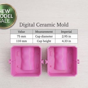 Könnte beinhalten: Eine rosa digitale Keramikform mit zwei offenen Hälften. Eine Tabelle zeigt die Maße: einen Tassendurchmesser von 75 mm und eine Tassenhöhe von 110 mm. Der Text Digital Ceramic Mold und ein grünes Abzeichen mit New Model Sale sind zu sehen.