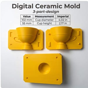Op de afbeelding: Gele digitale keramische malset, 3-delig ontwerp. Bevat twee bekervormen en een basismal. De diameter van de beker is 102 mm en de hoogte van de beker is 55 mm. De tekst "Digital Ceramic Mold" en "3-part-design" zijn zichtbaar.