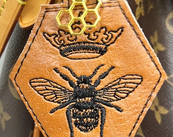 Etiqueta para bolso de abeja reina / Charm de cuero bordado para bolso / Llavero de panal / Regalo hecho a mano para ella / Charm para bolso / Accesorio de chica empoderada