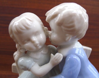 lego-japan-boy-kissing-girl