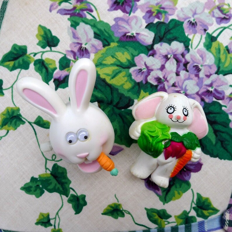 Hallmark PIN Easter Vintage WIND UP BUNNY Rabbit GOOGLY EYES Holiday Brooch Hallmark PIN Easter Vintage WIND UP BUNNY Rabbit GOOGLY EYES Holiday Brooch