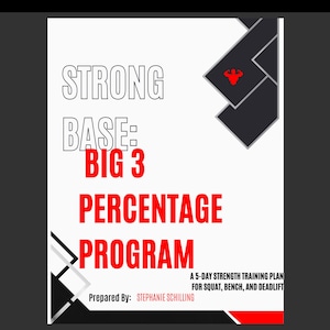 Può includere: Grafica bianca con il testo "STRONG BASE: BIG 3 PERCENTAGE PROGRAM" in nero e rosso. La grafica include un simbolo di sollevamento pesi rosso e un piano di allenamento della forza di 5 giorni per squat, panca e stacco. Preparato da Stephanie Schilling.