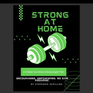Może przedstawiać: Czarna grafika z napisem „STRONG AT HOME” i zieloną ilustracją hantli. Poniżej napis „A 4-Week Dumbbell & Bodyweight Plan. Encouraging, Empowering. No Gym Required.” Nazwisko autora to Stephanie Schilling.
