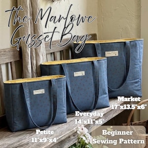 Könnte beinhalten: Drei blaue Gusset-Taschen mit kleinem roten Blumenmuster und gelbem Innenfutter. Textetiketten geben die Größen an: Petite 11"x9"x4", Everyday 14"x11"x5" und Market 17"x13.5"x6". Das Bild enthält den Text The Marlowe Gusset Bag und Beginner Sewing Pattern.