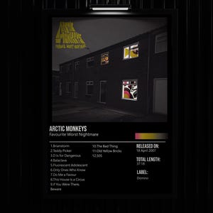 Könnte beinhalten: Gerahmtes Poster des Albums "Favourite Worst Nightmare" der Arctic Monkeys. Das Artwork zeigt eine dunkle Nachtszene mit beleuchteten Fenstern. Das Poster enthält den Albumtitel, die Titelliste und Veröffentlichungsinformationen.