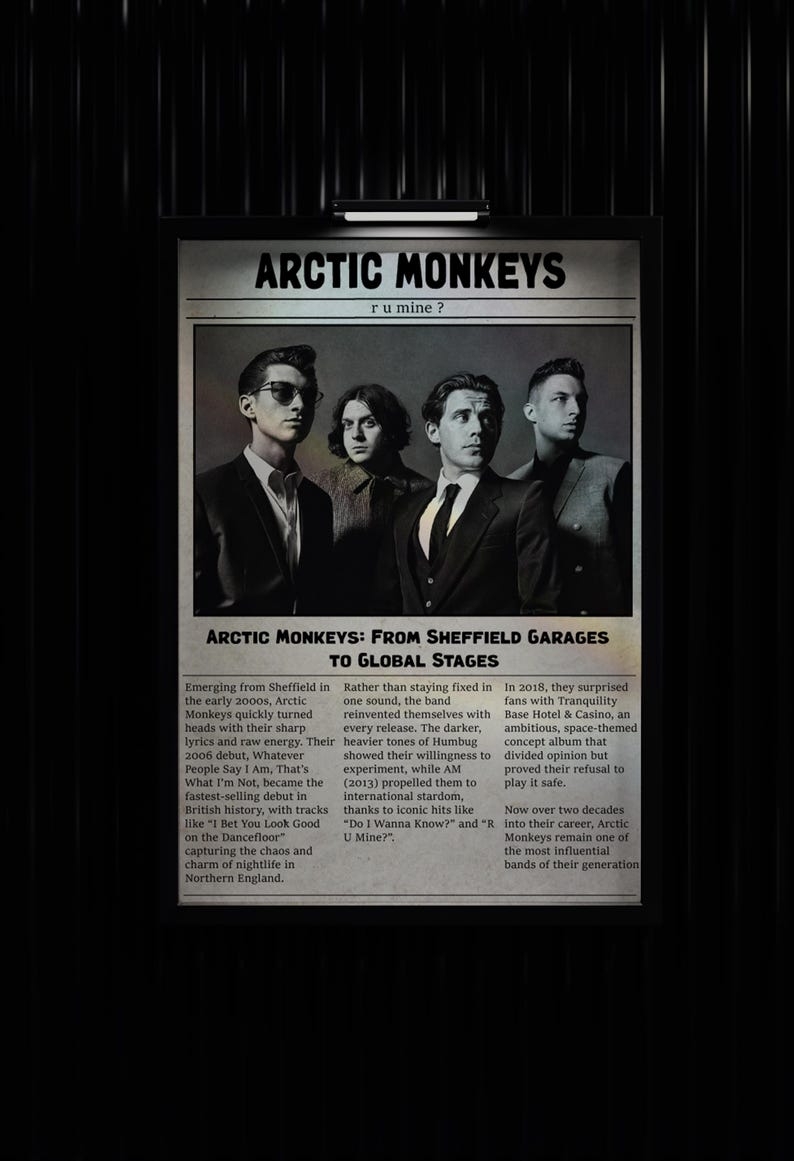 Op de afbeelding: Een zwart-wit poster van de band Arctic Monkeys. De poster toont de bandleden in pakken. De poster bevat de bandnaam, de zin "ru mine?" en tekst over hun reis. De poster is in zwart en wit.