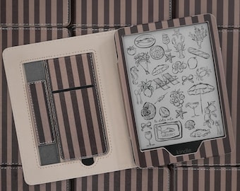 Könnte beinhalten: Ein Kindle-E-Reader in einer braun-schwarz gestreiften Schutzhülle. Der Bildschirm zeigt eine Sammlung von schwarz-weißen Strichzeichnungen mit Meeresbewohnern, Lebensmitteln und Strandartikeln sowie den Text "la dolce vita" und "SARDINES".