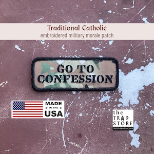 Pode incluir: Patch de moral militar bordado com o texto "GO TO CONFESSION" em preto sobre um padrão de camuflagem. O patch é retangular com uma borda preta. Inclui um adesivo "MADE IN THE USA" e o logotipo Trad Store.