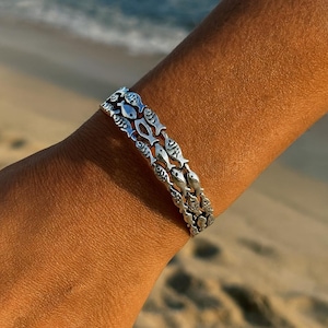 Silver Bracelet with Fish Motif – A School of Fish with One Swimming Upstream for a Unique Touch