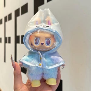 Regenmantel & Stiefel, Puppen-Outfit - Transparentes Kapuzen-Jacken-Kostüm für Labubu und Ähnliche Puppen