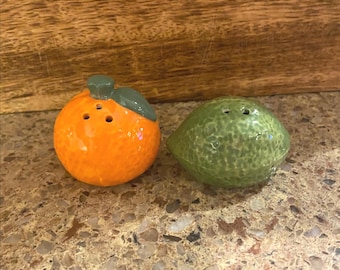 Mini saleros y pimenteros de cerámica color lima y naranja - Decoración de cocina novedosa