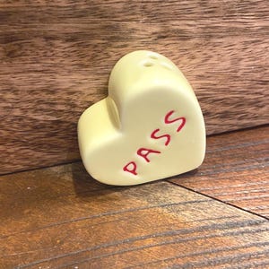 Mini heart pepper shaker in ceramic stoneware, cute tabletop seasoning container