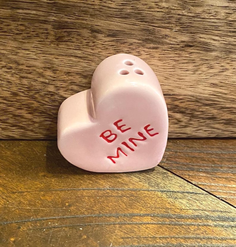 Mini heart pepper shaker in ceramic stoneware, cute tabletop seasoning container