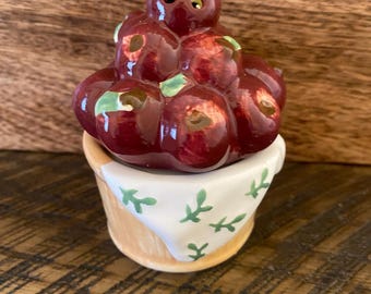 Saleros y pimenteros con forma de cesta de manzanas de inspiración vintage: decoración de mesa rústica