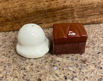 Mini salero y pimentero de regalo: helado y pastel de chocolate