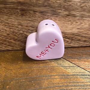 Mini heart pepper shaker in ceramic stoneware, cute tabletop seasoning container