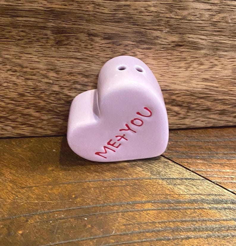 Mini heart pepper shaker in ceramic stoneware, cute tabletop seasoning container
