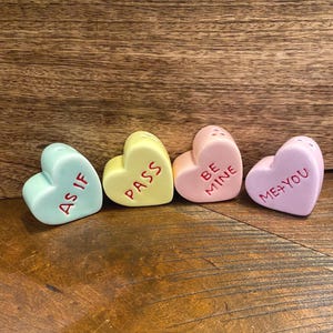 Mini heart pepper shaker in ceramic stoneware, cute tabletop seasoning container