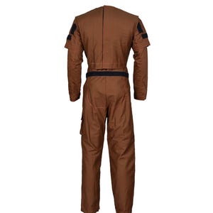 Puede incluir: Un juego de tres tazas de cer&aacute;mica con un esmalte moteado de color crema. Cada taza presenta un dise&ntilde;o pintado a mano diferente: una hoja azul y verde, una flor amarilla y una baya roja. Las tazas tienen un dise&ntilde;o simple y moderno.