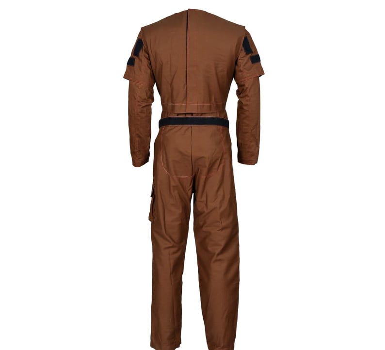 Puede incluir: Un juego de tres tazas de cer&aacute;mica con un esmalte moteado de color crema. Cada taza presenta un dise&ntilde;o pintado a mano diferente: una hoja azul y verde, una flor amarilla y una baya roja. Las tazas tienen un dise&ntilde;o simple y moderno.