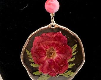 Halsband med äkta pressade blommor i harts – hänge i rött blommönster, rosa stendetaljer (unikart)