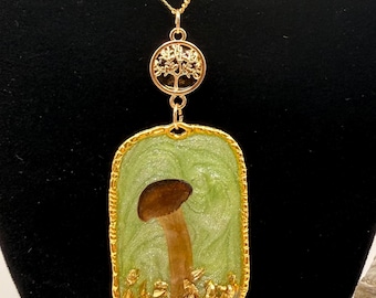 Halsband med hänge i form av torkade svampar, grönt virvelharts, livets träd-berlock