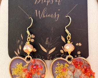 Handgjorda blommiga örhängen med hjärtformade örhängen i harts | Guldbezel, 3D-blommor