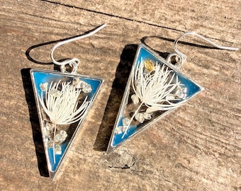 Grillige harsoorbellen driehoek – omgekeerde geometrische bloemenoorbellen – blauwe en zilveren statement-sieraden