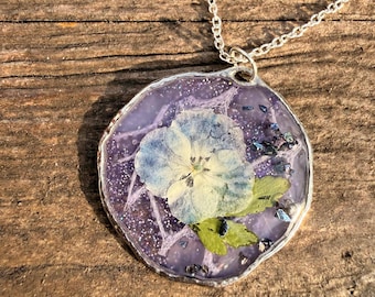 Paarse hars bloem ketting | Hanger met echte gedroogde bloemen | Details gebroken glas